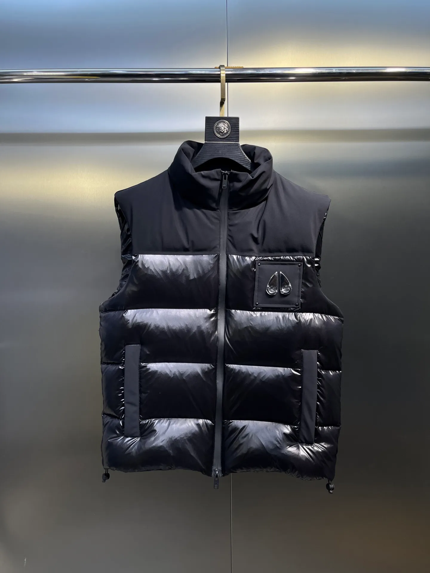 P600 Canadian vest Moose Knules🌟 has always been recognized as the warmest down jacket. Various Instagram celebrities, Internet celebrities, and celebrities often wear it for street photos. But I still can't get rid of my love for you. No matter how cold the days are, there is no need to be afraid, because there is! Filled with 90% white duck down, it is the legendary warmest down jacket and is known as a must-have for Arctic outdoor sports! The most popular down jacket in the world, celebrities are rushing to buy it, it is a must-have! Unisex size: s-xxl
